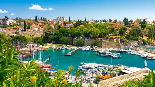 Kaleiçi Yat Limanı ve tarihi Antalya manzarası