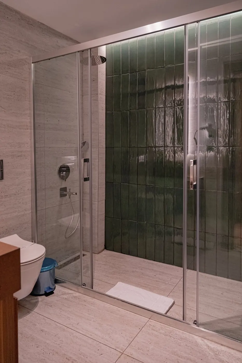 Deluxe Suite 4